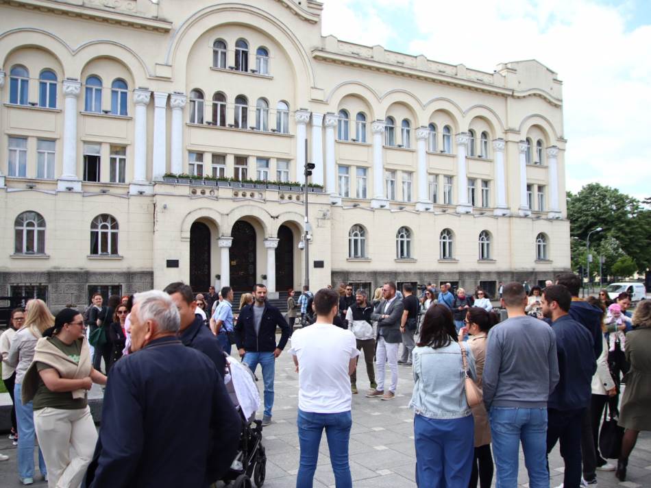 Nezadovoljni roditelji ispred Gradske uprave u Banjaluci: Traže isplatu subvencija i jednaka prava 