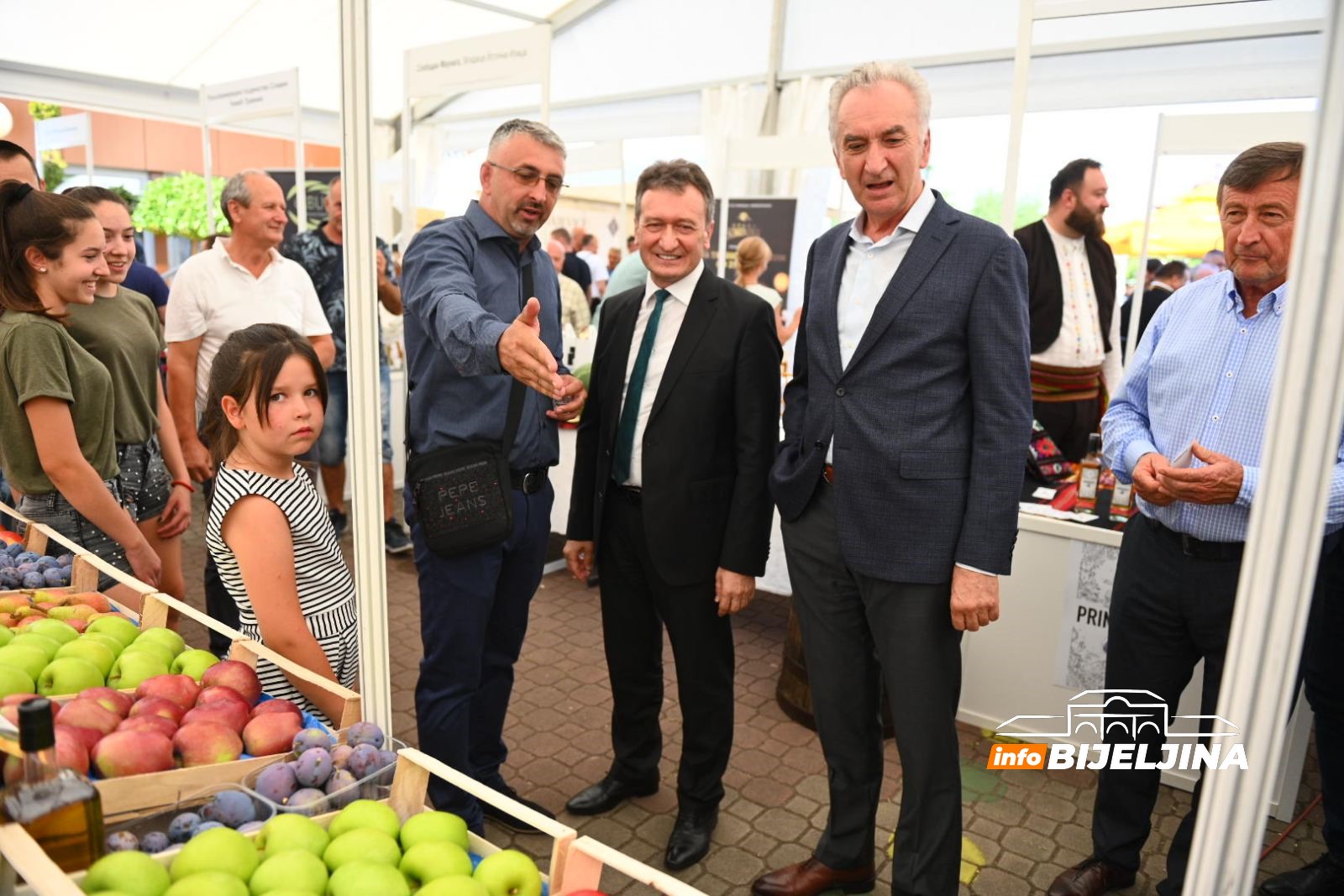 Jubilarni sajam šljive, voćnih rakija i meda “Ugljevik najveći izvoznik šljive u Srpskoj”  (FOTO)