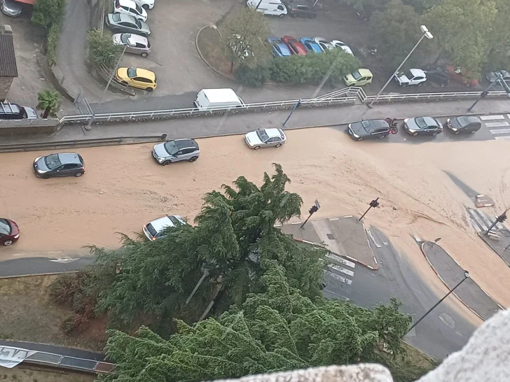 Vjetar po Zagrebu ruši stabla, munje u Rijeci