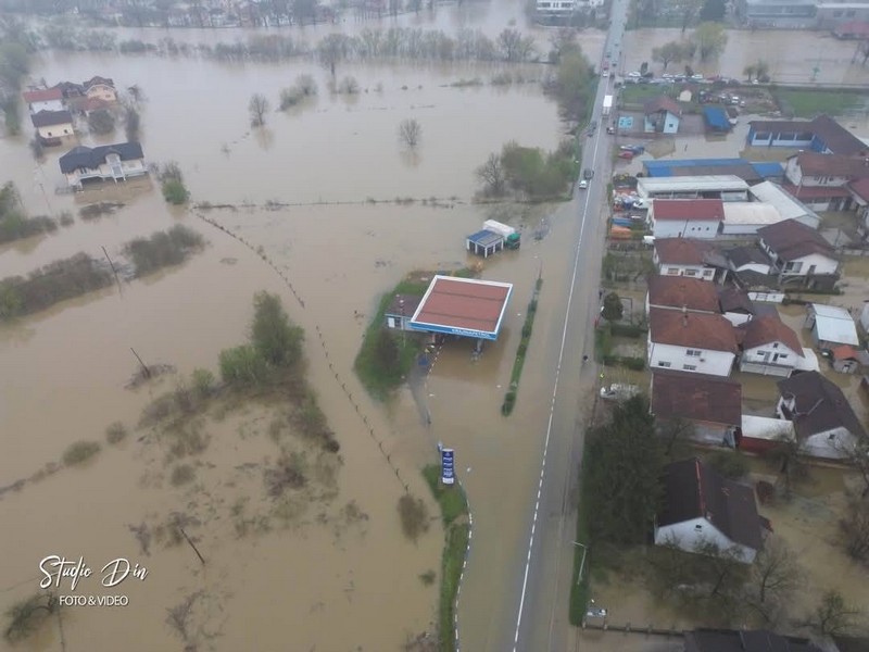 Potresne slike iz Prijedora: Poplavljeno 350 objekata, vatrogasci evakuisali građane (FOTO)