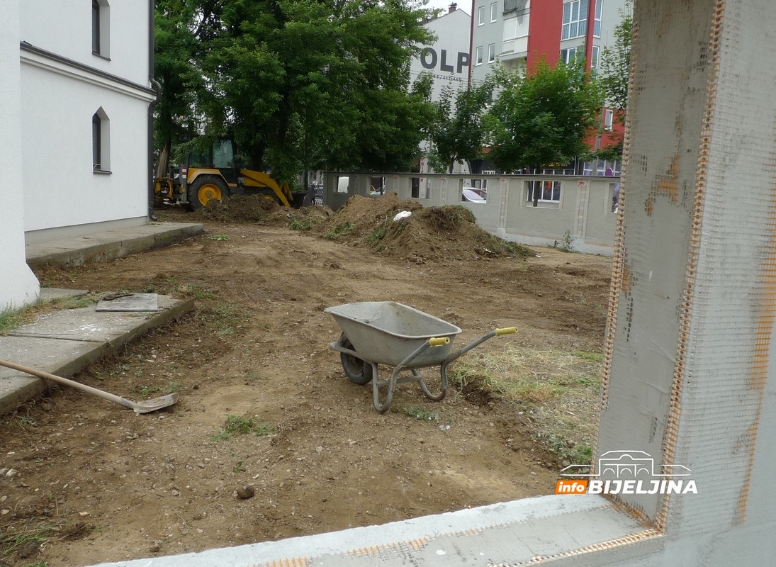 Bijeljina: U toku izgradnja ograde oko Salihbegovića džamije (FOTO)