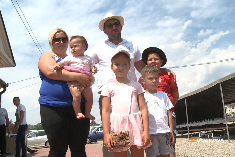 Miljanovići iz Ugljevičke Obriježi primjer složne porodice: Tri generacije na kočijama atrakcija gdje god se pojave (FOTO)