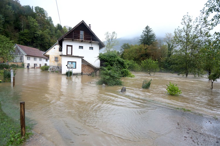 Dramatično u Hrvatskoj: Izlila se Kupa, voda i odroni prekinuli saobraćaj