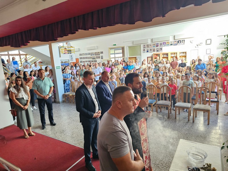 Počela školska godina u Ugljevika: Zvono, opet, zazvonilo!