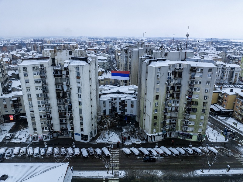 Zastava Srpske zavijorila se iznad bijeljinskih bijelih zgrada (FOTO)