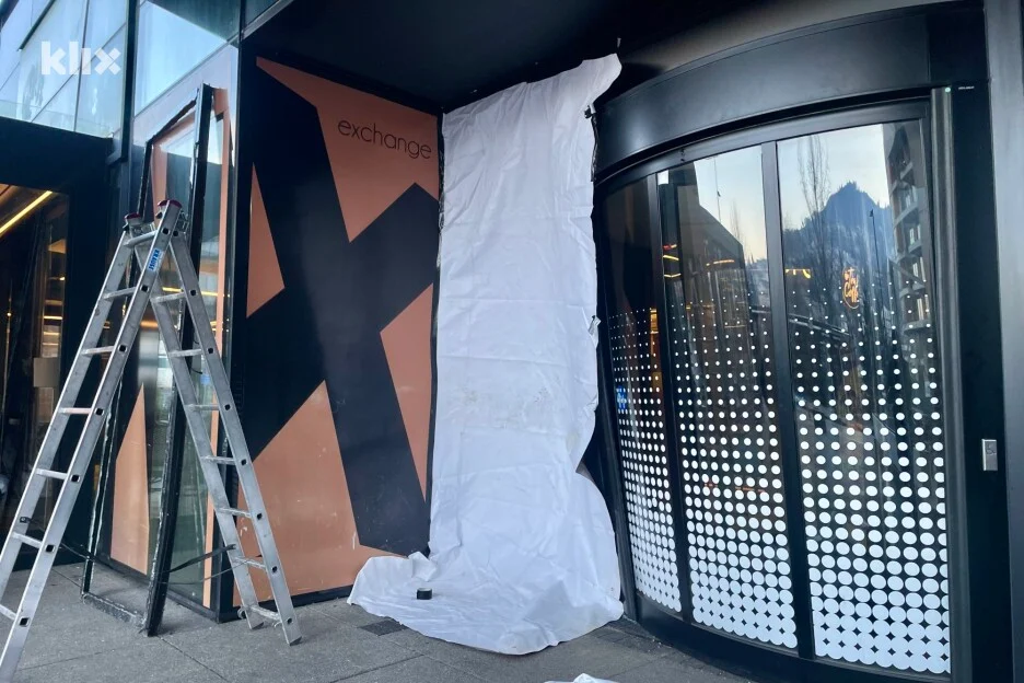 Pokušali da automobilom provale u tržni centar