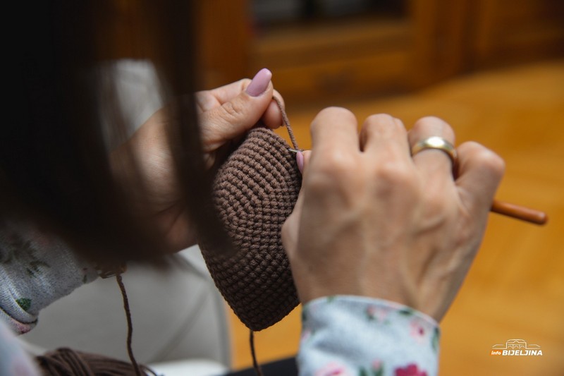Bijeljinka hekla igračke japanskom tehnikom: Dječije želje pretvara u stvarnost (FOTO)
