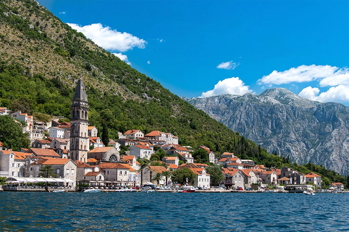 Hapšenje u Crnoj Gori: Iz ruksaka u kafiću ukrali više od 11.000 evra