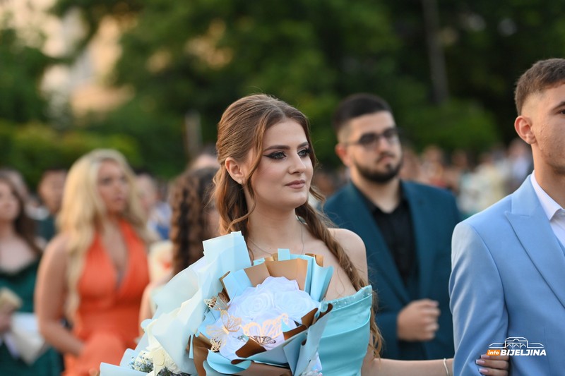 Maturanti Tehničke škole proslavljaju maturu: Ulice Bijeljine odišu glamurom (FOTO)