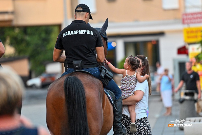Konjica žandarmerije prodefilovala Bijeljinom, građani im prilazili (FOTO)