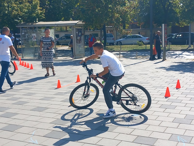 Poligon na bijeljinskom trgu – mališani uče o pravilima u saobraćaju (FOTO)