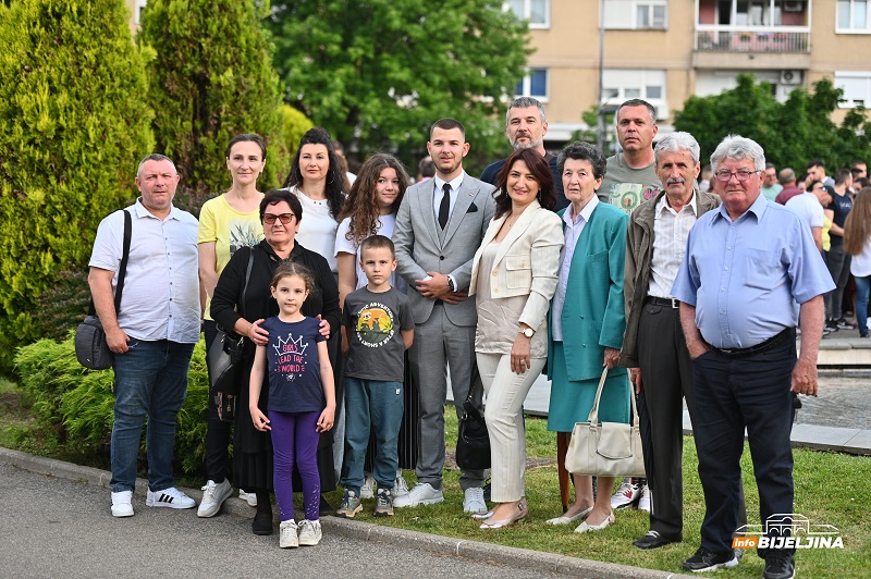 Maturanti Tehničke škole prošetali ulicama Bijeljine (FOTO)