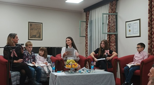 Bijeljinka Milica Mićić (17) predstavila svoju prvu knjigu, napisanu na engleskom jeziku: Uskoro i zbirka pjesama (FOTO)