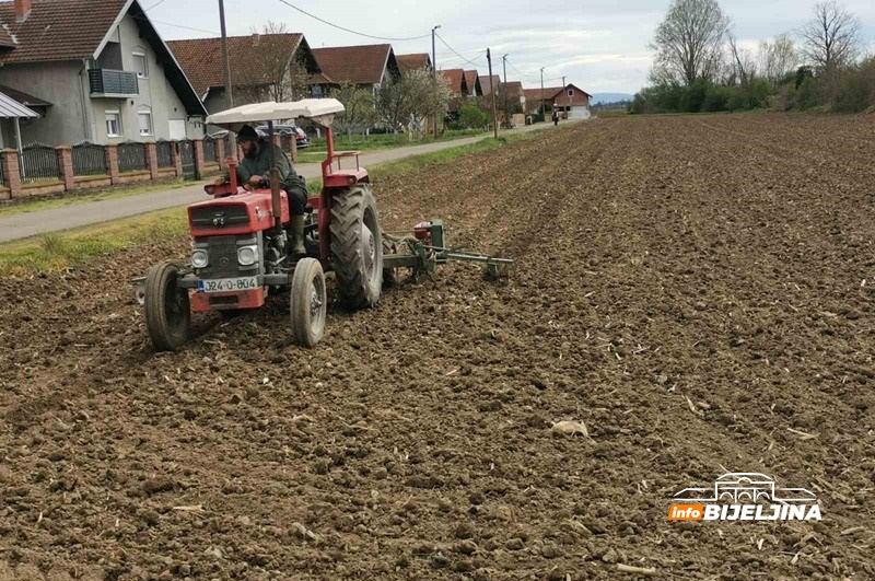 Natprosječne temperature podstakle semberske ratare da posao počnu ranije nego inače: Evo šta kaže struka