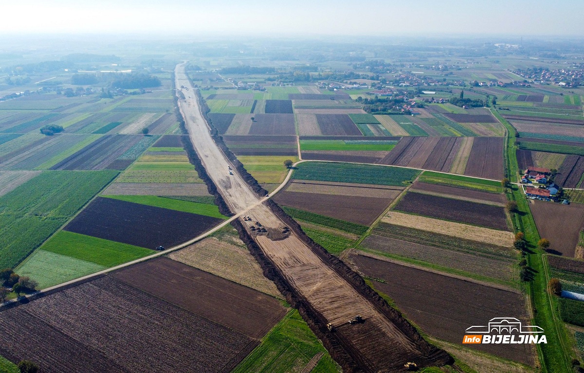 InfoBijeljina na licu mjesta: Autoput Rača - Bijeljina gradi 12 teških mašina i 21 kamion kiper (FOTO, VIDEO)