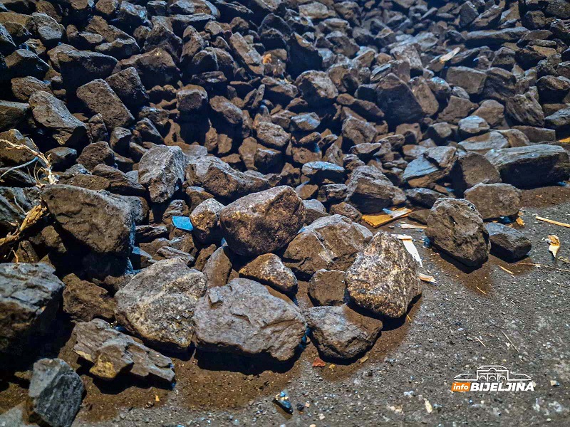 Bijeljinac ostao bez teksta: Kupio ugalj, a dobio i kamenje (FOTO)