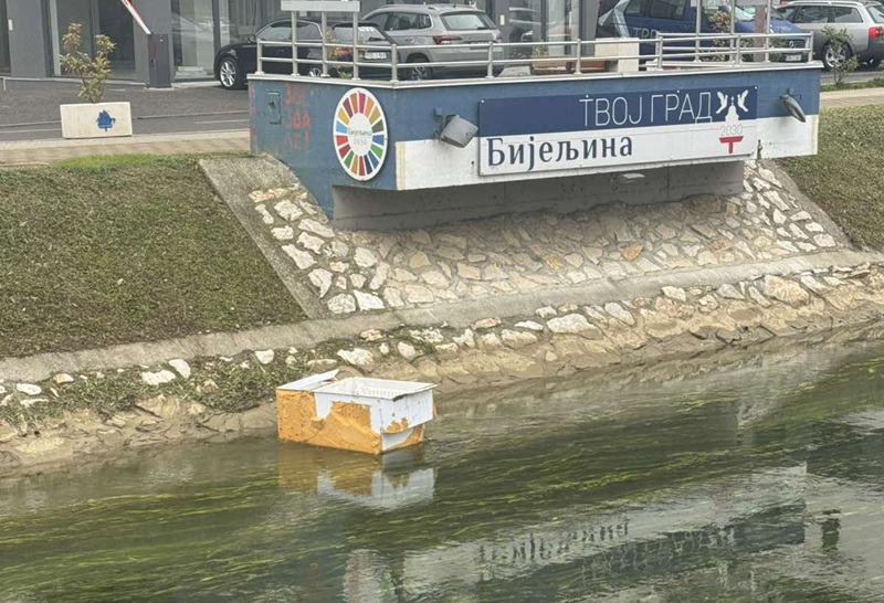 Građani zgroženi: Komad namještaja pluta Dašnicom