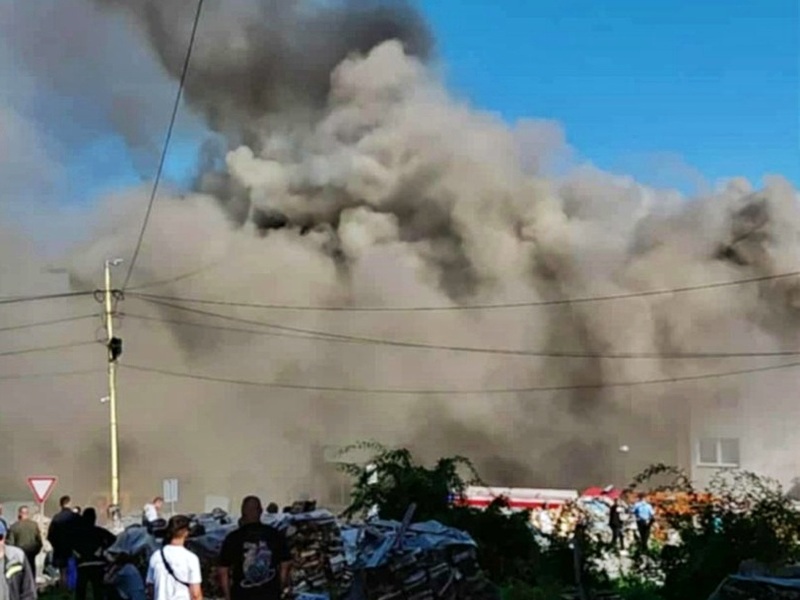 Gori zgrada u Vlasenici (VIDEO)