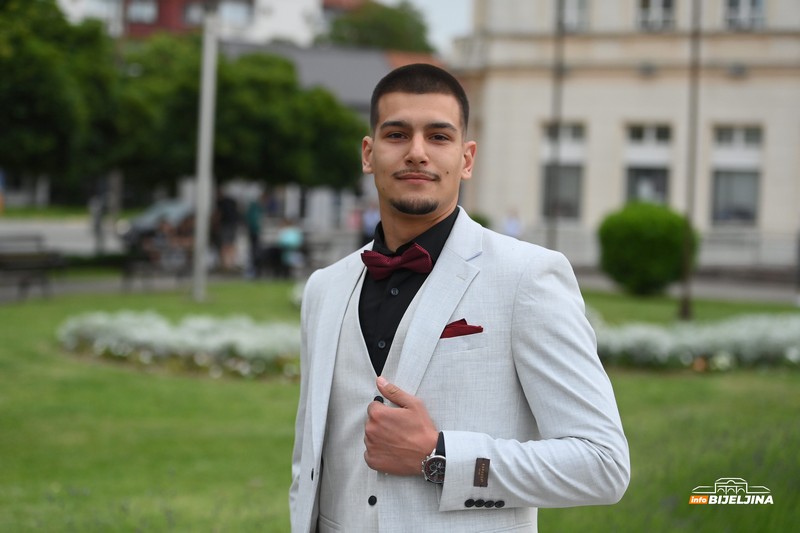 Maturanti Tehničke škole proslavljaju maturu: Ulice Bijeljine odišu glamurom (FOTO)