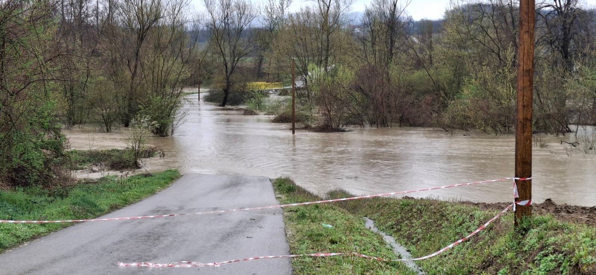 Ugljevik: Uspostavljen saobraćaj na lokalnom putu u Krćini (FOTO)