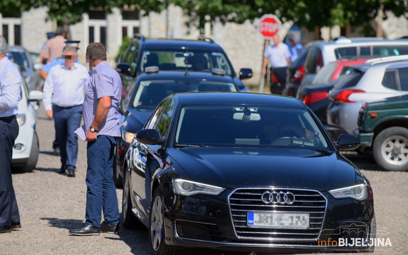 Za političare luksuzni automobili i iPhoni, a državu gasimo iz kanistera: Građani biraju između komadića mesa ili par kila voća