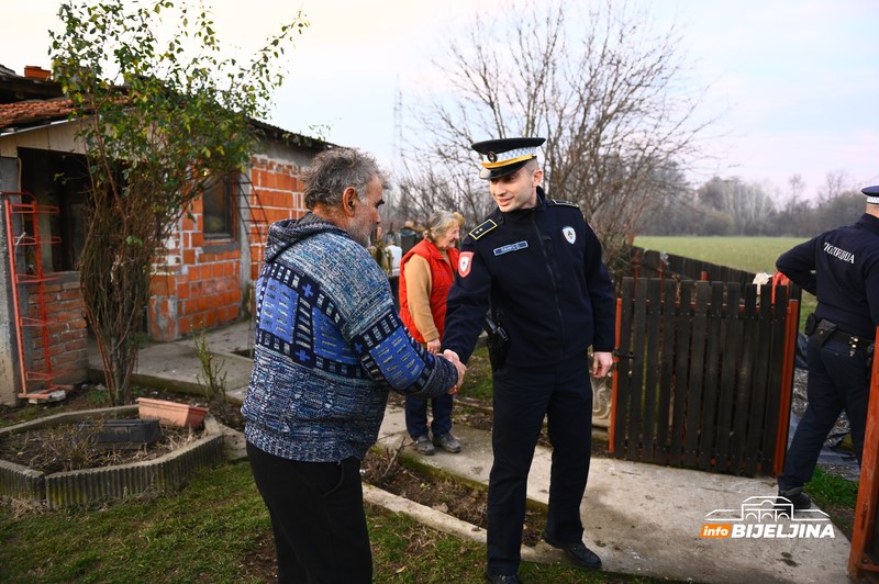 Bijeljinski policajci obradovali porodicu Stevanović: Poklonili pečenicu za Božić i paket sa namirnicama