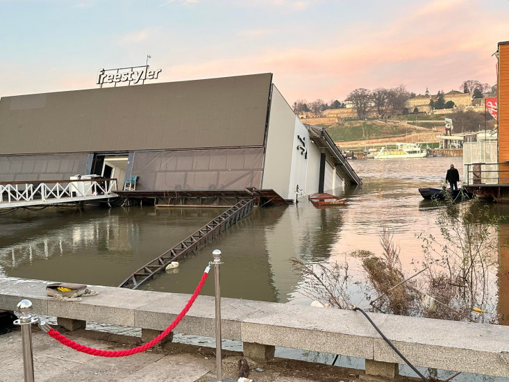 Počeo tonuti i prednji dio Freestylera: Ne isključujemo mogućnost diverzije