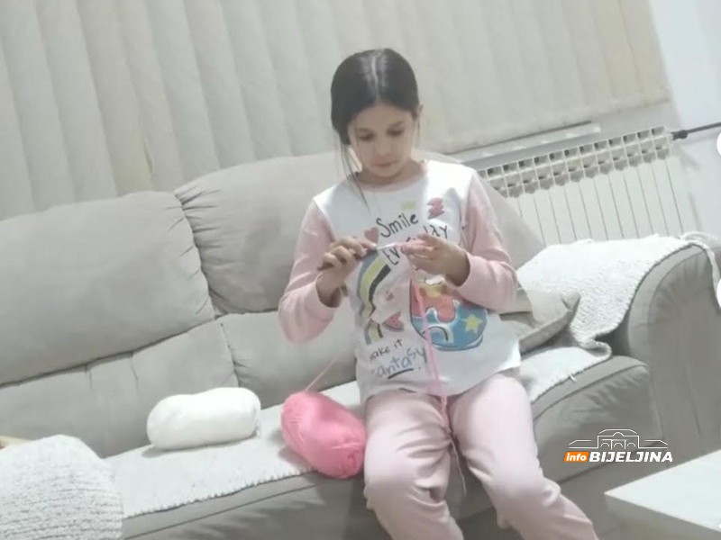 Djevojčica iz Ugljevika pravi unikatne igračke od vunice: Na jednu “potroši” četiri sata, zaradi džeparac (FOTO)