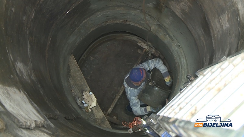 Bunardžija Vlado Tomić sa Majevice kopa gdje god ne mogu mašine: Kad treba pronaći vodu, tu je komšija sa rašljama /FOTO/