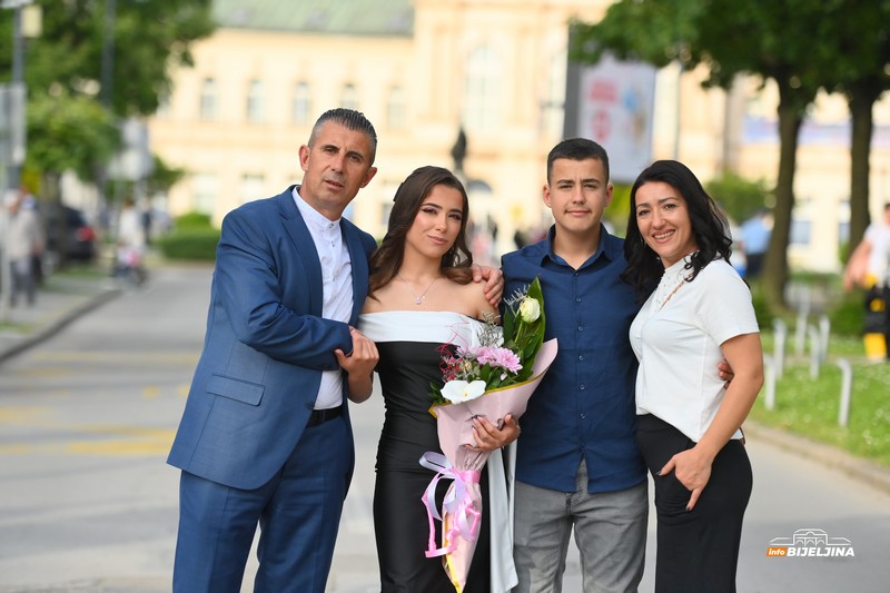 Maturanti Poljoprivredne i medicinske škole Bijeljina zablistali gradskim ulicama (FOTO)