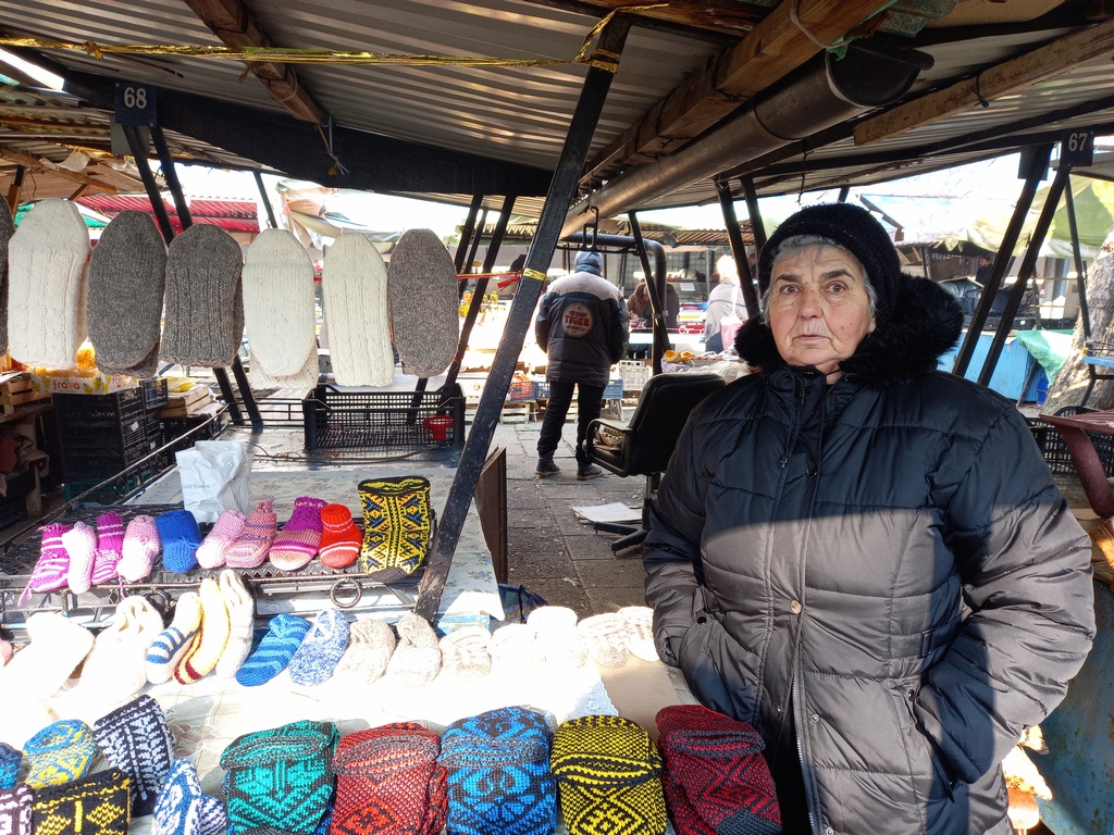 Baka Spomenka skoro cijeli život plete i prodaje priglavke na bijeljinskoj Zelenoj pijaci (FOTO)
