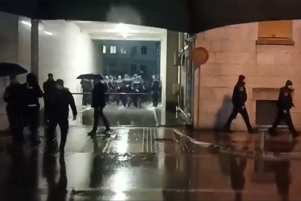 Policajcima ispred zgrade Vlade Crne Gore uzvikivali: 