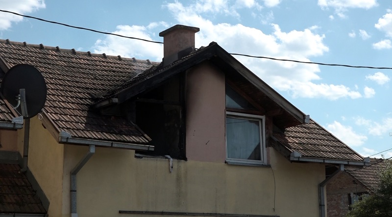Požar u Brčkom: Spašavajući jednogodišnje dijete skočio kroz prozor i slomio nogu