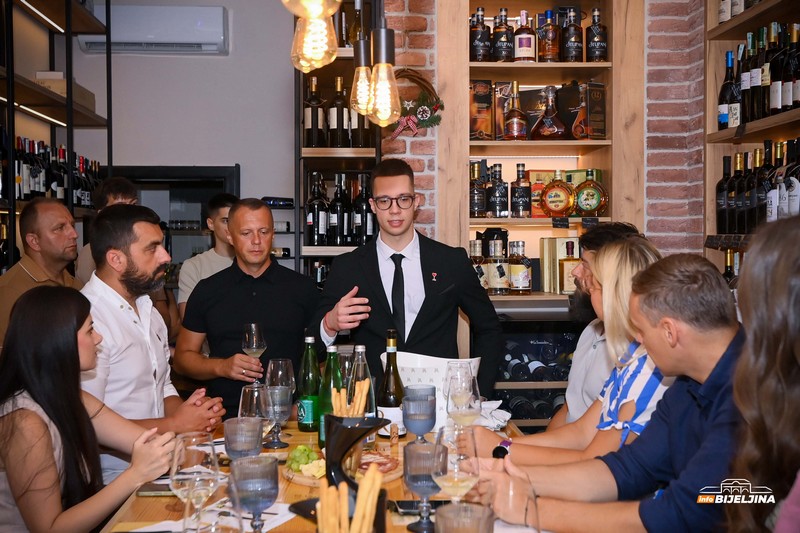 Radionica u Wine and Flower shopu Bijeljina: Gosti uživali u izvanrednim vinima vinarije Cantina Rikić sa Fruške gore (FOTO)
