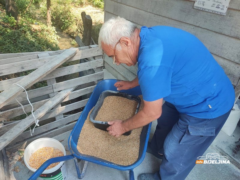 Vodenice Delića na Janji i danas melju: Kupci stižu iz Bijeljine, Teočaka, Tuzle… (FOTO)
