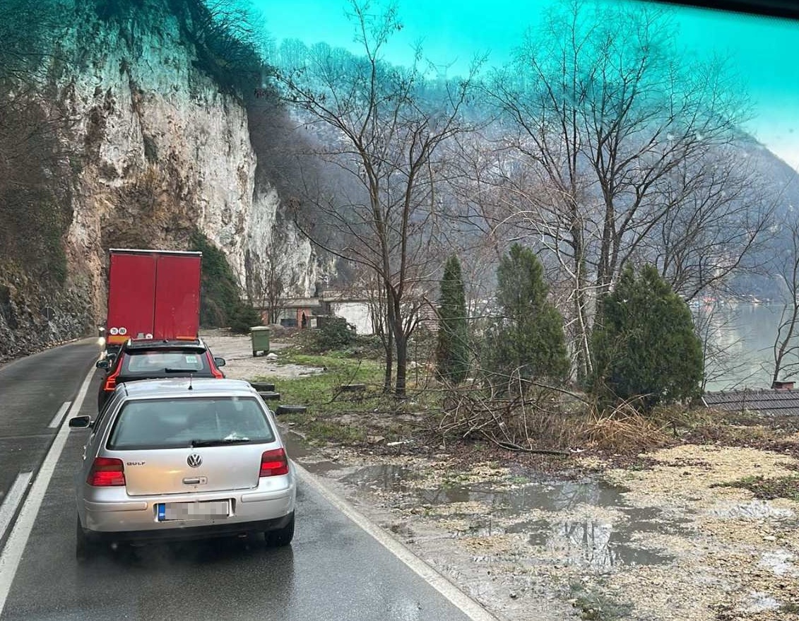 Kilometarske kolone: Udes u tunelu na putu Zvornik - Milići, sudarila se četiri vozila (FOTO)
