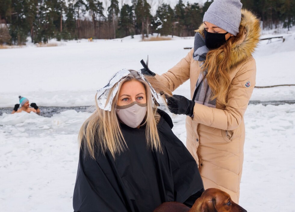 Frizerka u Letoniji zbog poštovanja mjera radi NAPOLJU, NA LEDU pod maskom