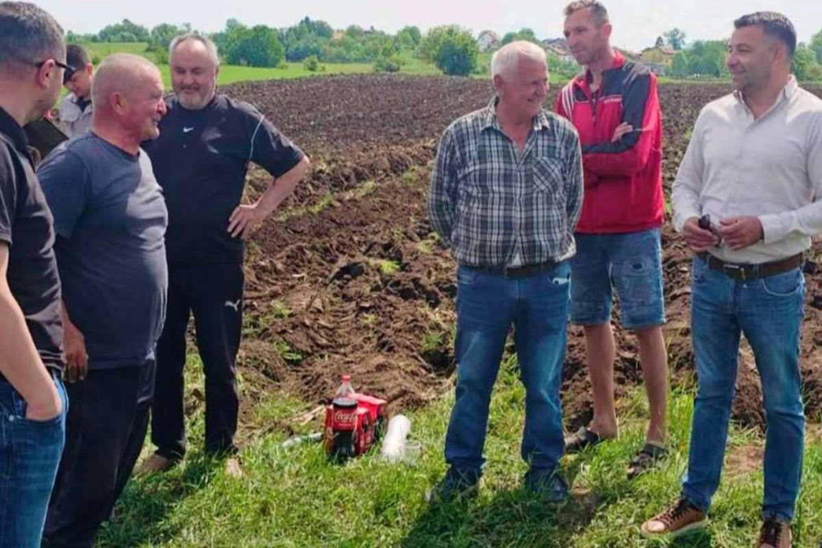 Krajiška sloga za primjer: Komšiji uzorali 15 hektara zemlje