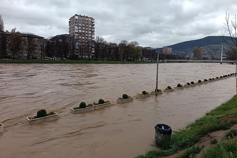 U Kaknju stanje prirodne nesreće, u zgradi opštine Olovo podigli dokumentaciju na sprat