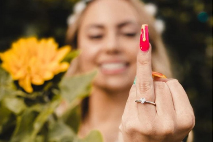 Učiteljica raskinula vjeridbu pa se udala za samu sebe