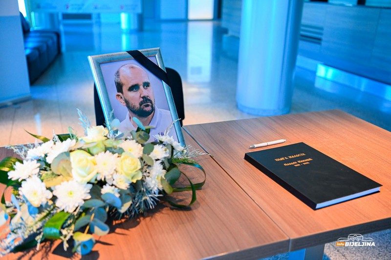 Bijeljina: Otvorena knjiga žalosti za Mladena Žižovića (FOTO)