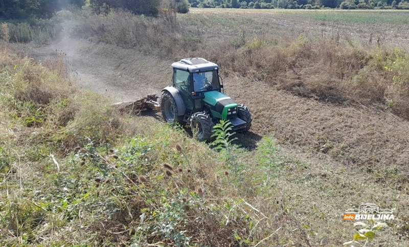 Čišćenje i održavanje 500 km kanala u Semberiji: Kanalska mreža važna za odbranu od poplava i za navodnjavanje /FOTO/