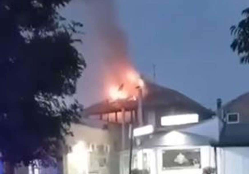 Udar groma izazvao požar: Dim kuljao iz krova objekta (VIDEO)