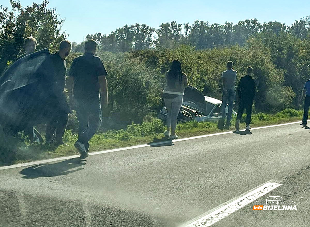 Sudar kod Bijeljine, dva vozila završila u kanalu (FOTO)