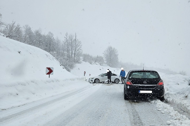OPREZ: Snijeg ponovo izazvao probleme na putevima