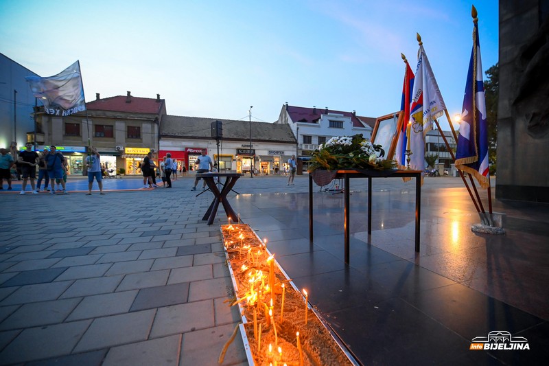 Bijeljinci se okupljaju na trgu, pale svijeće za Ratka Mladića (FOTO)