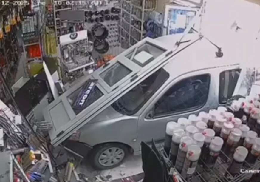 (VIDEO) Dvojica radnika razgovarala u radnji, a nekoliko sekundi kasnije automobil uletio u objekat