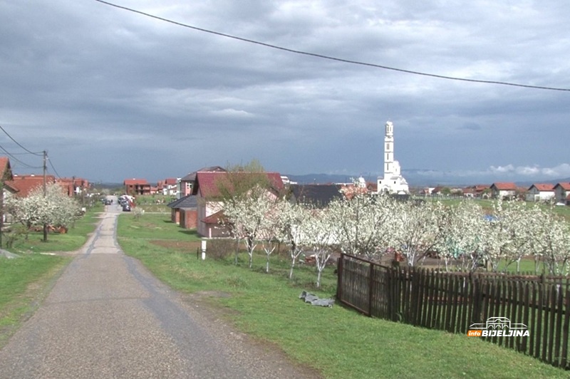 Iz naselja između Bijeljine i Zvornika se ne odlazi, već dolazi: Od rata izgrađeno 800 kuća, treba im fabrika (FOTO)