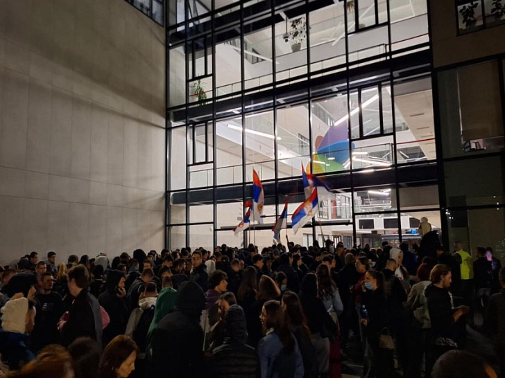 Studenti blokirali i ulaze u Radio televiziju Vojvodine