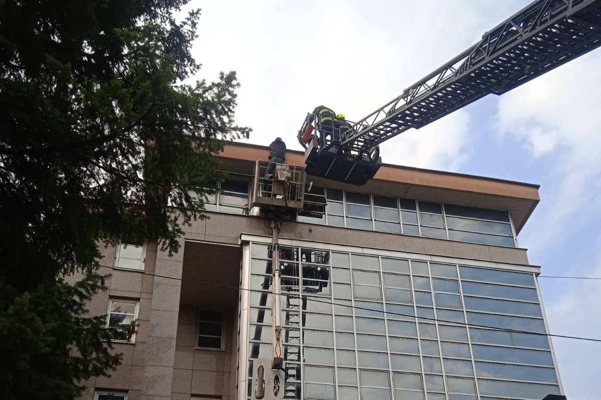 Detalji intervencije u Banjaluci: Vatrogasci spasili muškarca iz korpe